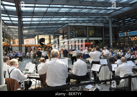 Nachmittag tanzen zu live-Band an Spitalfields Market London England 2009 Stockfoto