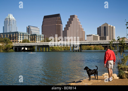 Auditorium Shores ist mit seinen herrlichen Blick auf die Skyline von Austin nur über dem Colorado River, ein beliebter Ort, Texas Stockfoto
