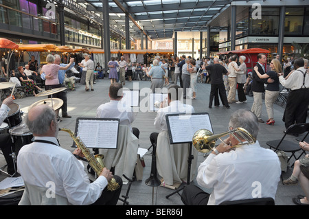 Nachmittag tanzen zu live-Band an Spitalfields Market London England 2009 Stockfoto