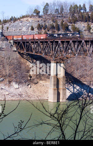 Höhenflug über den Cumberland River, ein Norfolk Southern Güterzug nach Süden in Richtung Atlanta, GA. Stockfoto