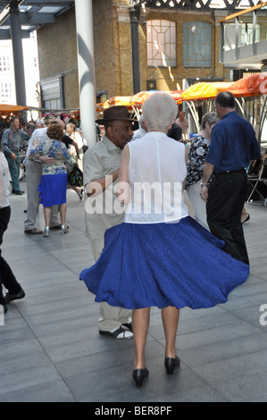 Nachmittag tanzen zu live-Band an Spitalfields Market London England 2009 Stockfoto