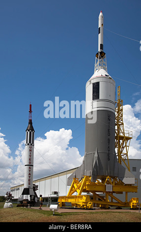 Little Joe II und BP22 Raumschiffe mit Mercury-Redstone-Booster und Person als Maßstab NASA Space Center Houston Texas USA Stockfoto