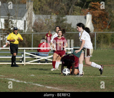 Mädchen im Teenageralter High School Fußball Fußball zu spielen. Stockfoto