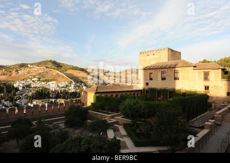 Blick über Patios de Madraza und de Machuca & Nasriden Palast in Richtung der Albaicin Gegend, der Alhambra, Granada, Andalusien, Spanien Stockfoto