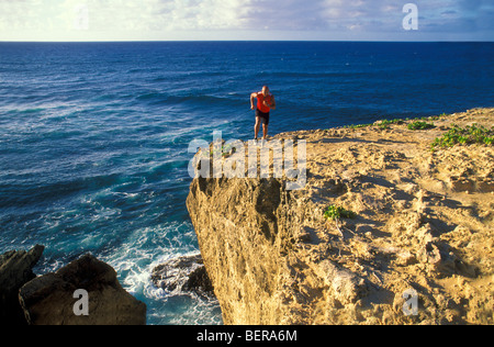 Mann läuft am Rand der Küstenstadt Klippe, Kauai, Hawaii Stockfoto