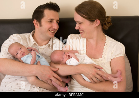 Eltern halten eineiigen Zwilling baby jungen, Frühgeborene Stockfoto