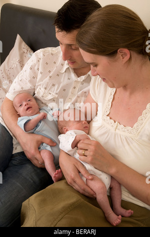 Eltern halten eineiigen Zwilling baby jungen, Frühgeborene Stockfoto