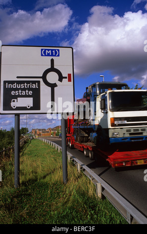 artikuliert LKW vorbei Straßenschild Wegbeschreibungen für LKW-Fahrer in Industriegebiet in der Nähe von Leeds Yorkshire UK Stockfoto