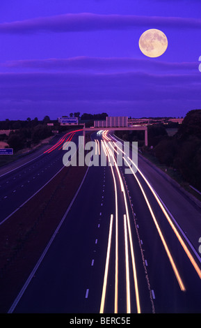 Langzeitbelichtung des Verkehrs, die Reisen auf der Autobahn A1/M in der Nacht mit den Mond aufgehen in der Nähe von Leeds Yorkshire uk Stockfoto