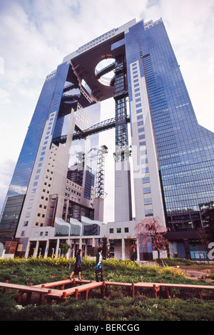 Niedrigen Winkel Ansicht des Umeda Sky Gebäude und Garten, Umeda Bezirk, Osaka, Japan Stockfoto