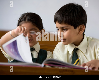 Studenten, die ein Buch zu lesen Stockfoto