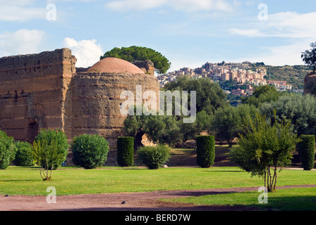 Halle der Philosophen, mit modernen Tivoli im Hintergrund, die Villa Adriana, Hadrians Villa, in der Nähe von Tivoli, Italien Stockfoto