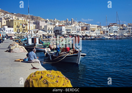 Blick vom Hafen von Ermoupolis die Hauptstadt und größte Stadt auf der Insel Syros Stockfoto