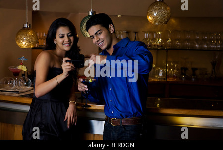 Freunden in einer bar Stockfoto