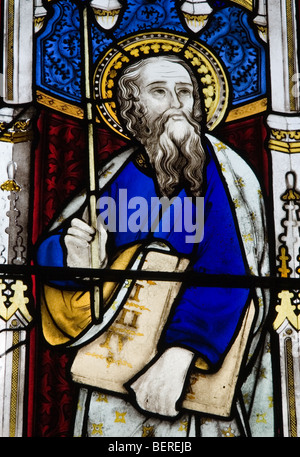 Glasmalerei-Figuren: St.-Andreas Kirche, Mells, Somerset, Großbritannien Stockfoto