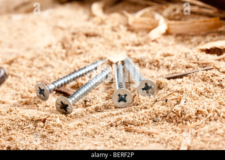 Werkzeuge Serie: lange Schrauben auf Sägemehl Tisch Stockfoto