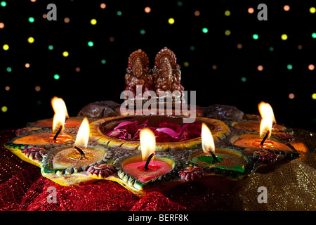 Diyas um Idole Stockfoto