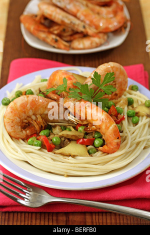 Spaghetti, Garnelen und Champignons. Rezept zur Verfügung. Stockfoto