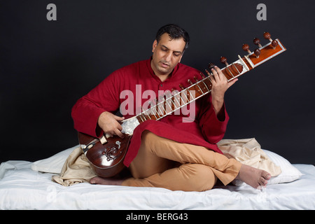 Man spielt die sitar Stockfoto