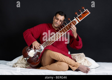 Man spielt die sitar Stockfoto
