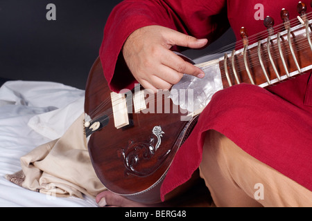 Man spielt die sitar Stockfoto