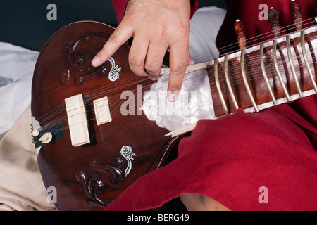 Man spielt die sitar Stockfoto