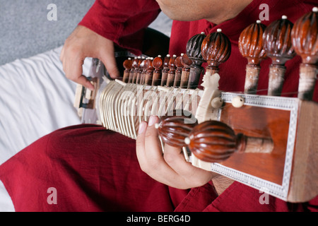 Man spielt die sitar Stockfoto