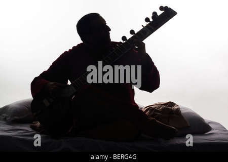 Man spielt die sitar Stockfoto