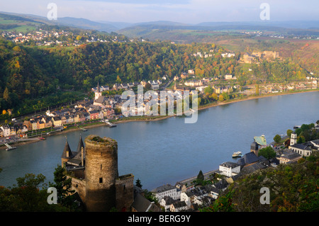 Stadt St. Goar mit Burg Katz schloss im Vordergrund, Rheinland-Pfalz, Deutschland Stockfoto