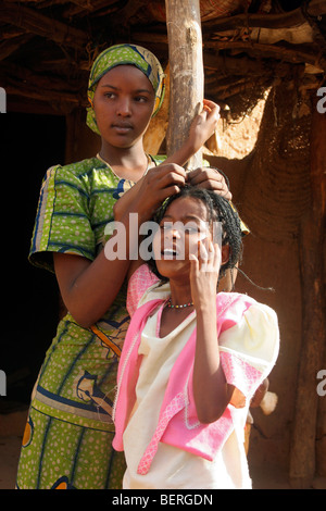 Zwei junge Mädchen in der Stadt Agadez, Niger, Westafrika Stockfoto