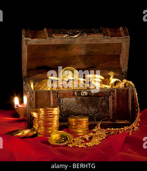 Gold-Münzen in einer Kiste Stockfoto