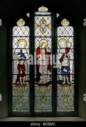 Ein Buntglasfenster mit den Drei Maries, Cleophas, Magdalena und Salome von Herbert Bryans (Künstler E Heasman), St Martin's Church, Glandford Stockfoto