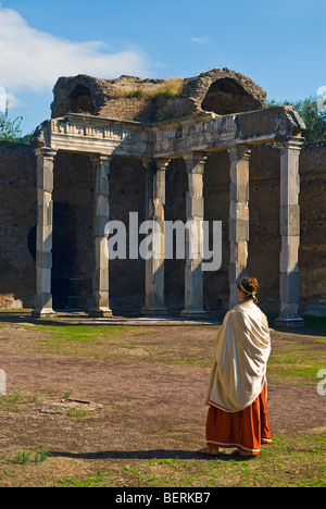 Halle mit den dorischen Säulen mit einer Schauspielerin in historischen Kostümen in Villa Adriana, Hadrians Villa, in der Nähe von Tivoli, Italien Stockfoto