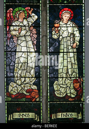 Ein Glasfenster mit Fides und Spes oder Faith and Hope der William Morris & Co. Church of St Andrew and St Mary, Langham, Norfolk Stockfoto