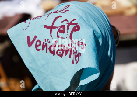 Frau trägt ein Kopftuch, feiert die Fête des Vendanges in Banyuls-Sur-Mer, Frankreich Stockfoto