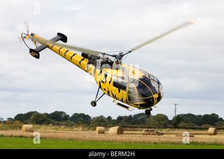 Aerospatiale SA316B Alouette 111 N9362 im Flug nach dem Start vom Flugplatz Breighton Stockfoto