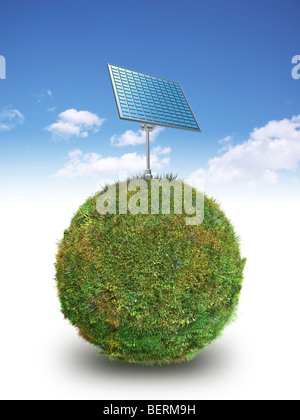 Solarmodul auf Gras bedeckt Kugel Stockfoto