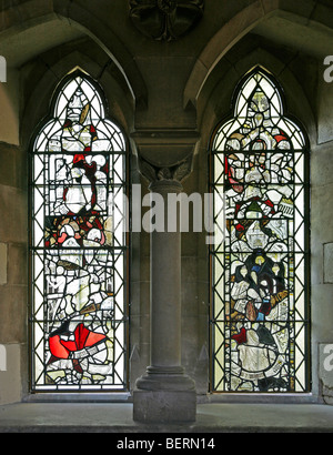 Fragmente der mittelalterlichen Glasmalerei gesammelt in zwei Fenstern Church of St Peter, Allexton, Leicestershire Stockfoto