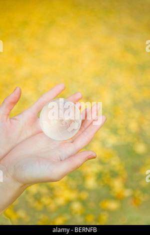 Frau mit Glas Kugel in Ihren Händen Stockfoto