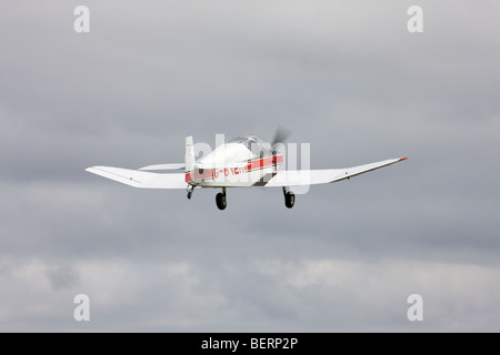 Jodel D112 G-BVEH während des Fluges nach dem Start vom Flugplatz Breighton Stockfoto