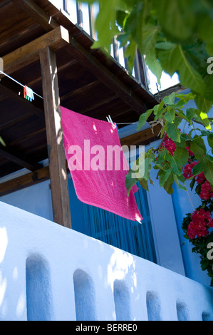 Rosa Handtuch hängend auf Balkon des Hauses in der Altstadt oder hora auf der griechischen Insel Alonissos, Sporaden, Griechenland, griechische Inseln Stockfoto