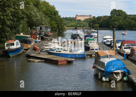 Themse privaten Bootsanlegesteg für Sportboote Surrey, England. Auf der Suche nach Richmond Hill. 2000 s HOMER SYKES Stockfoto