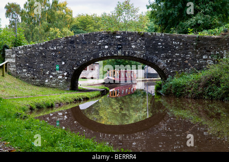 Alte Steinbrücke 134 auf die Monmouth und Brecon Canal House Mitte Wales Frühherbst mit perfekten noch Reflexion genommen Stockfoto