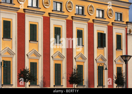 Detail der Fassade der Parlamentsgebäude in Tirana, Albanien Stockfoto