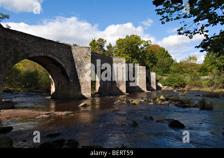 Malerische Bild der alten House-Brücke die den Fluss Usk genommen bei House Mitte Wales Frühherbst überquert Stockfoto