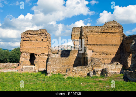 Villa Adriana, Hadrians Villa, in der Nähe von Tivoli, Italien, mit den modernen Tivoli im Hintergrund Stockfoto