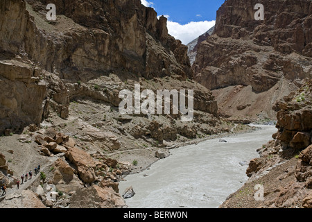 Wandergruppe auf dem Weg zum Phugtal Kloster. Shadi Schlucht. Zanskar. Indien Stockfoto