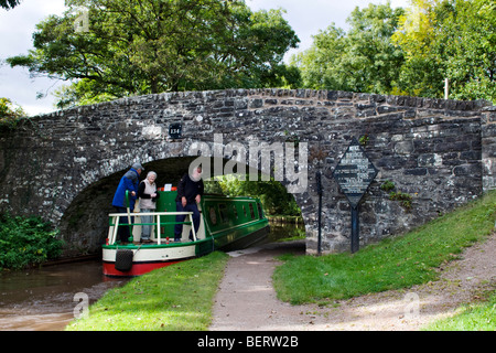 Kanal-Boot-Saling unter alten Steinbrücke 134 auf die Monmouth und Brecon Canal House Mitte Wales an schönen Tag genommen Stockfoto