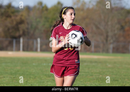 Mädchen im Teenageralter High School Fußball Fußball zu spielen. Stockfoto