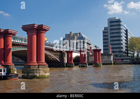 Reste der alten Blackfriars Railway Bridge über die Themse, London, England Stockfoto